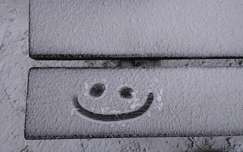 Tél hó pad mosoly vidám