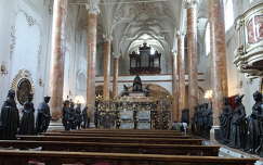 I. Miksa szarkofágja és a fekete emberek (Hofkirche, Innsbruck)
