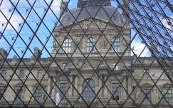 A Louvre a piramisból
