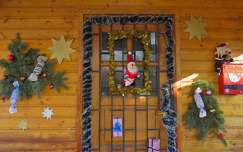 karácsonyi dekoráció ajtó címlapfotó