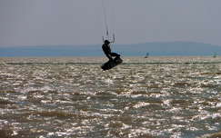 Szélvihar a Balatonon - vízi sportok a Fűzfői öbölben