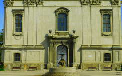 A pápai nagytemplom (Szent István vértanú-templom) főbejárata.