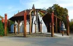 A harangház Hajdúszoboszló új épített öröksége, Oborzil Edit iparművész és Rácz Zoltán építész együttes alkotása, mely szimbóluma is egyben a városnak.