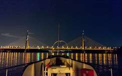 Megyeri híd az esti Dunáról