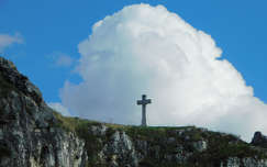 Benedek-hegy fennsíkján, a Krisztust ábrázoló dombormű, Veszprémben.