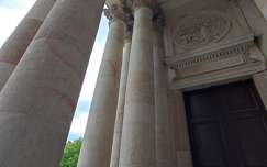 Vác, Nagyboldogasszony-székesegyház, oszlopok