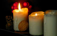 Advent második vasárnapja, dió, gyertya, toboz, karácsonyi dekoráció.