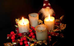 Advent második vasárnapja, szaloncukor, gyertya, karácsonyi dekoráció.