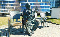 Gobbi Hilda színész bronzszobra a Nemzeti Színház parkjában. Budapest