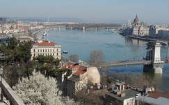 Budapest a Várkert bazárból Kék Dunával