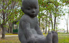Kerti figura - Balatonalmádiban a Kézfogás Európa Szoborparkban