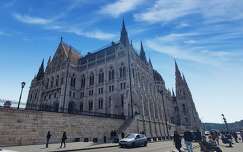 Országház a rakpartról