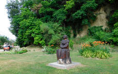 Bányász-emlékhelynél Szent Borbála (bányászok védőszentje) szobrát lehet látni - Jásd