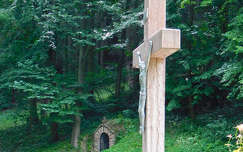 A jásdi Szent-kút egy erdőszéli, árnyas zarándokhely, ahol kis kápolnát, szabadtéri oltárt és kálváriastációkat is találunk.