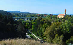 A veszprémi Szent István völgyhíd (a köznyelvben: Viadukt) Magyarország első és egyik legnagyobb és legszebb ívszerkezetű völgyhídja, a város jelképe.