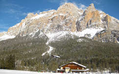ház hegy faház kövek és sziklák alpok tél