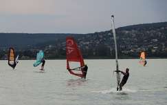 Szörfösök Balatonfűzfőn.