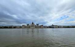 országház felhő duna budapest magyarország folyó árvíz