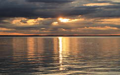 Aranyban tündökló Balaton.