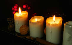 Advent harmadik vasárnapja, az örömvasárnap.
Dió, mandula, fahéj, toboz