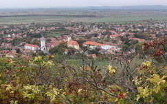 Tarcal a Krisztus szobor alatt