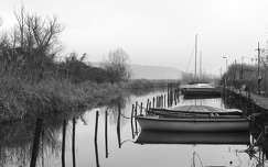 Balatonfűzfő, kikötő, fekete-fehér