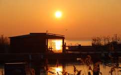Aranyló napfelkelte Balatonalmádiban.