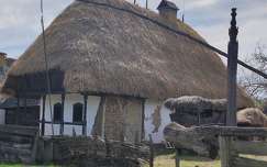 Szentendre, Skanzen, szalmatetős ház, gémeskút