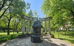 kertek és parkok szobor magyarország tavasz