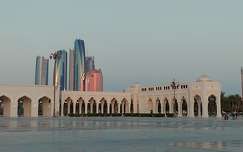Abu Dhabi, Etihad tornyok a háttérben