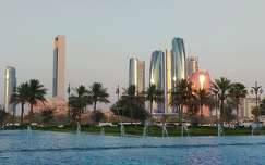 Abu Dhabi, Etihad tornyok a háttérben
