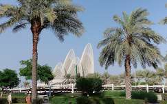 Abu Dhabi és az épülő Zayed Nemzeti Múzeum