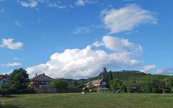 Felhők, domboldal