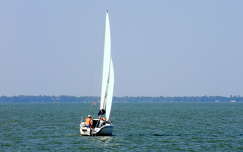vitorlás a Balatonon
