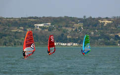 szörfösök a Balatonon