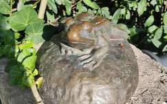 béka, szobor