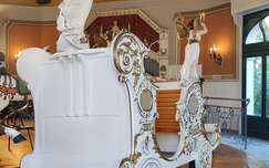 Vidámpark, falovas körhinta, hintó, szobor, freskó