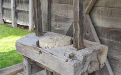 Szentendre, Skanzen, népies eszközök, őrlőkő