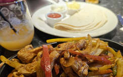 Fajita – csirke, tortilla, színek és ízek.
