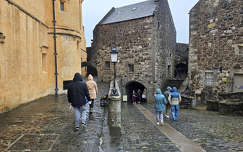 A szakadó esőben is hívogató volt a vár udvara. - Stirling Castle, Skócia