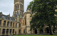 Glasgow Egyetem - Skócia, Nem csoda, hogy sokan Harry Potter világát idézik fel itt – mintha a Roxfort folyosóin, udvarán járnánk.