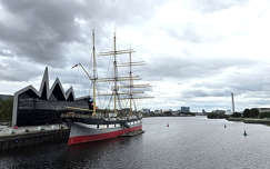A Riverside Museum modern épülete,
A River Clyde partján horgonyzó Glenlee vitorlással.- Glasgow, Skócia