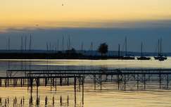 Októberi hajnal Balatonalmádiban.