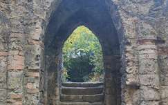 Tata, Angolkert, műromok