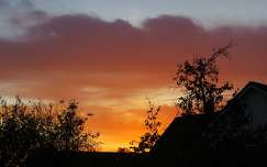 Varázslatos színek és fények alkonyatkor.