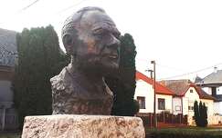 Fekete István szobra, Gölle