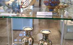 díszkancsó, tányérok, keménycserép