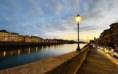 Naplemente az Arno folyónál. Pisa, Olaszország.