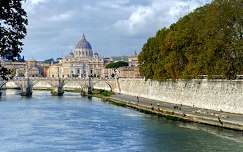 Angyalhíd (Ponte Sant'Angelo) a Tevere folyón Rómában.