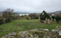 Ez a hely a volt bencés apátság első templomának romja, amely a XI. században, I. András király idején épült, közvetlenül az apátság alapítása után (1055 körül).